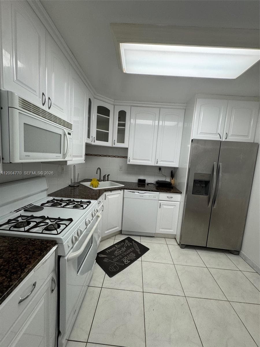 2030 Ocean Dr 403 photo 10