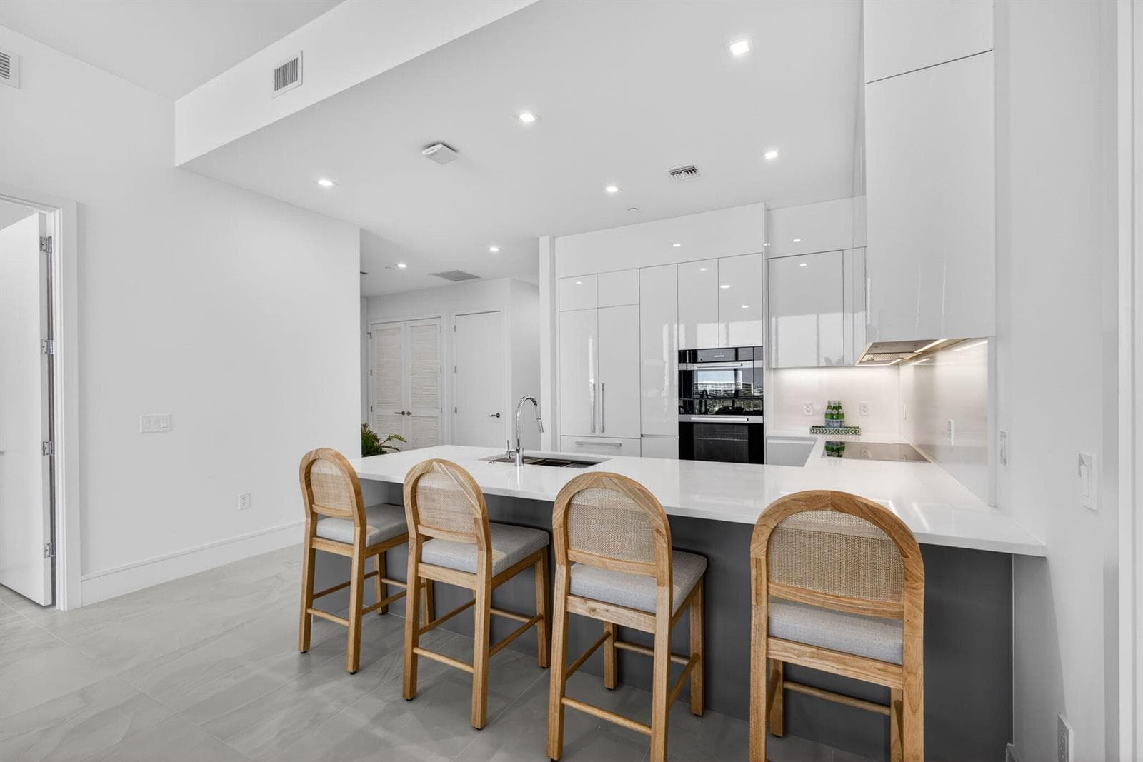 220 Lake Shore Drive 605 photo 21