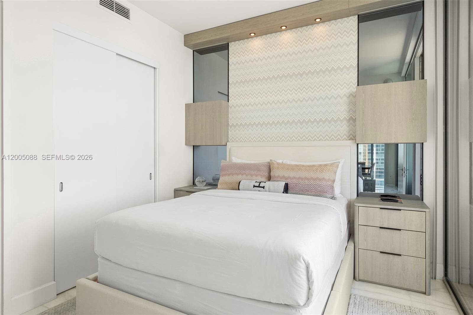 700 26th Ter 4206 photo 18