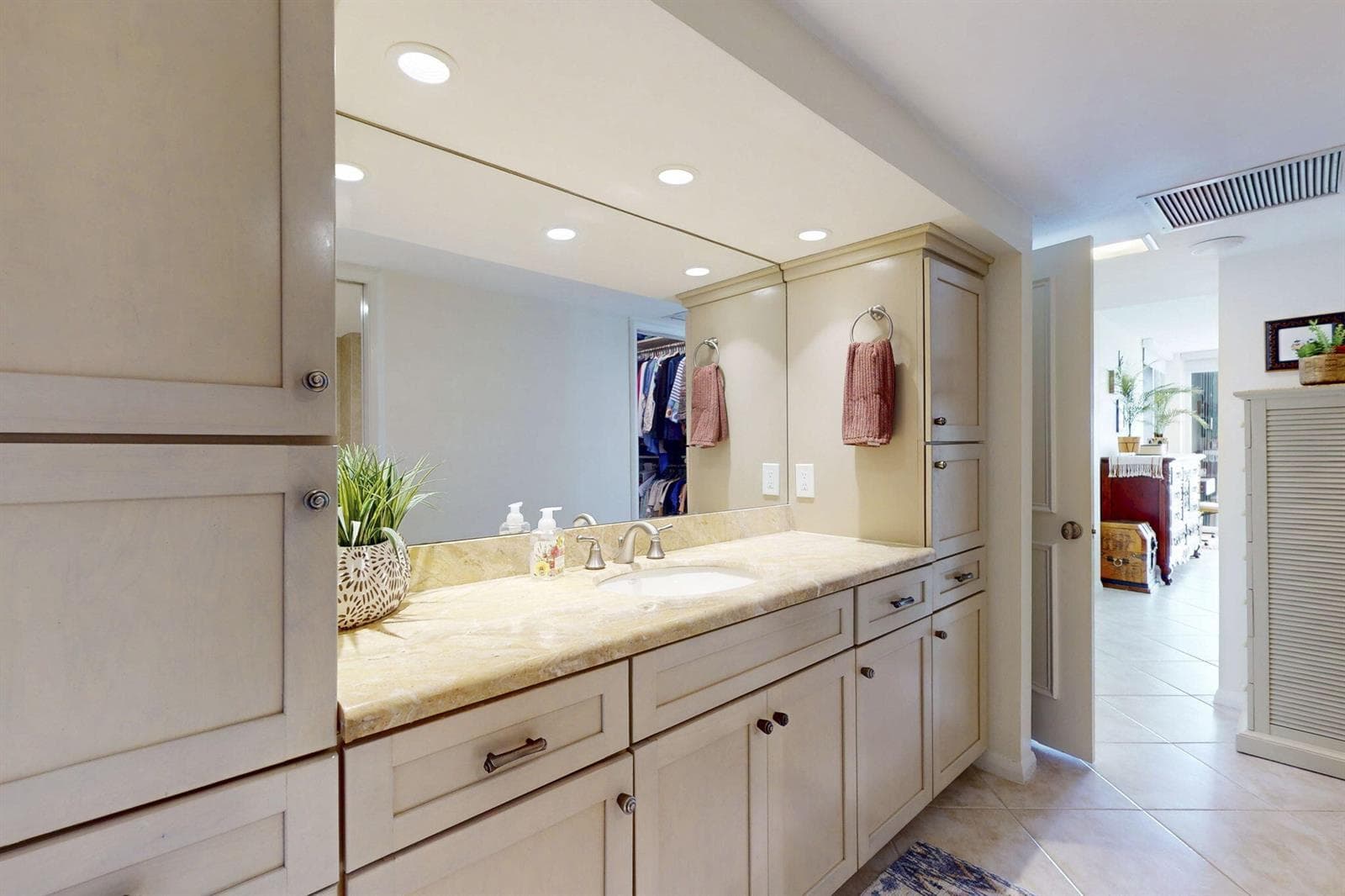 124 Lakeshore Drive 4280 photo 8
