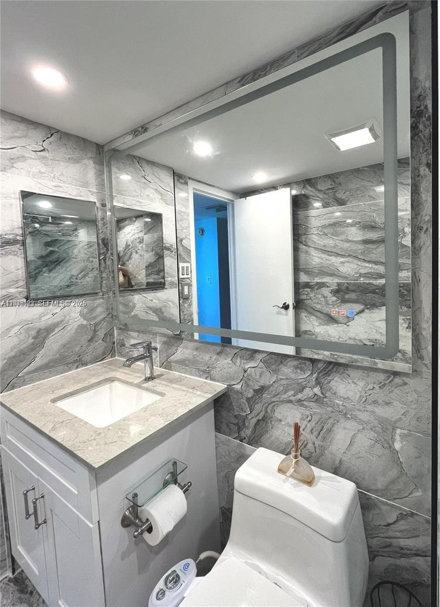 100 Bayview Dr 1827 photo 16