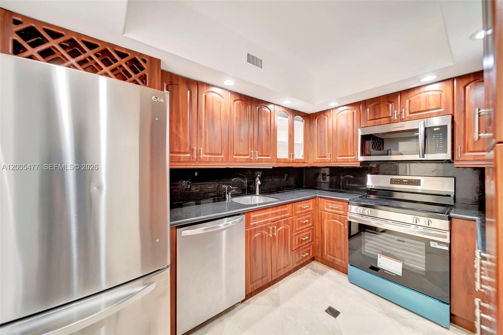 1985 Ocean Dr 20A photo 2