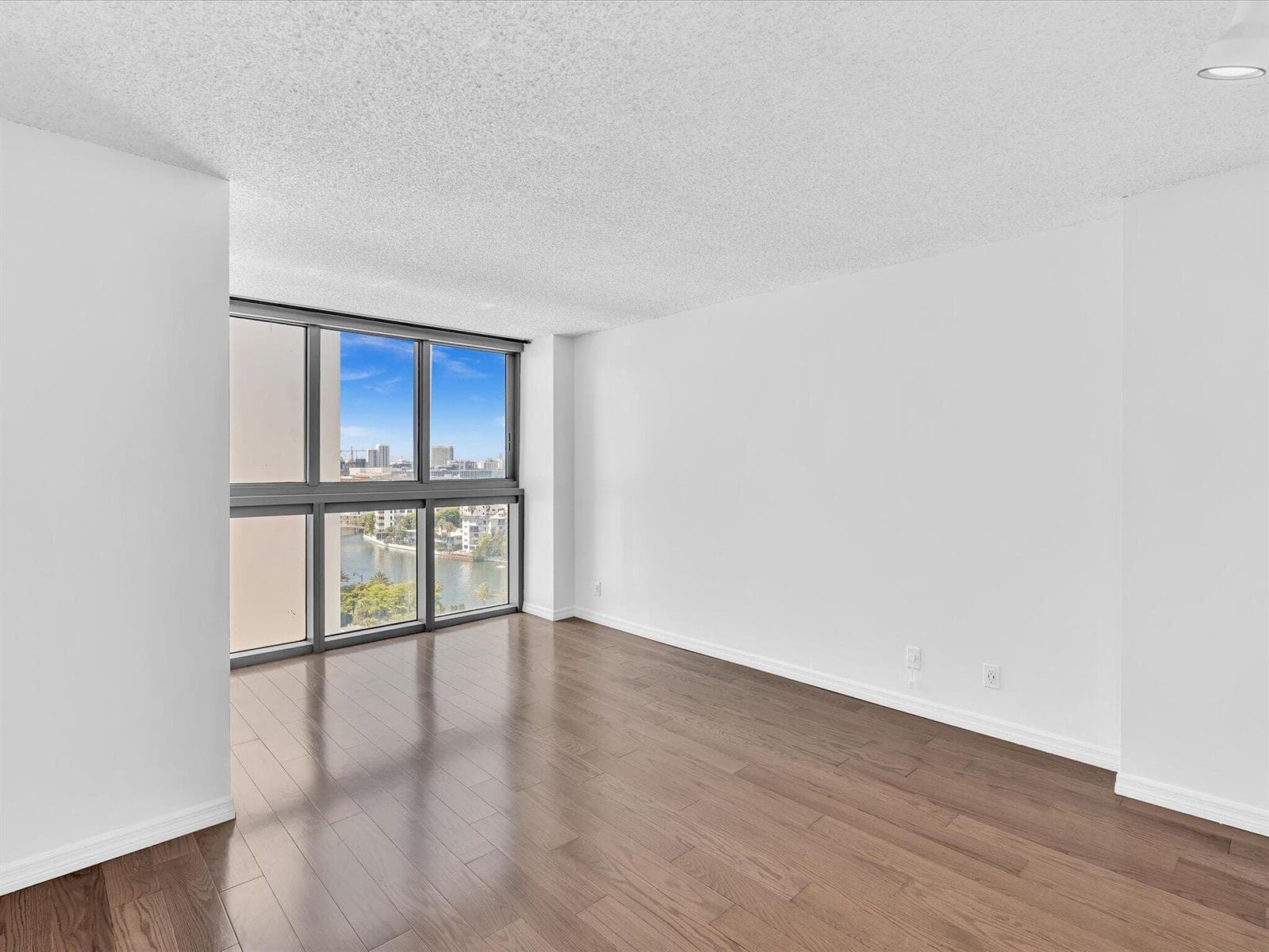 2655 Collins Avenue Unit 1710 photo 22