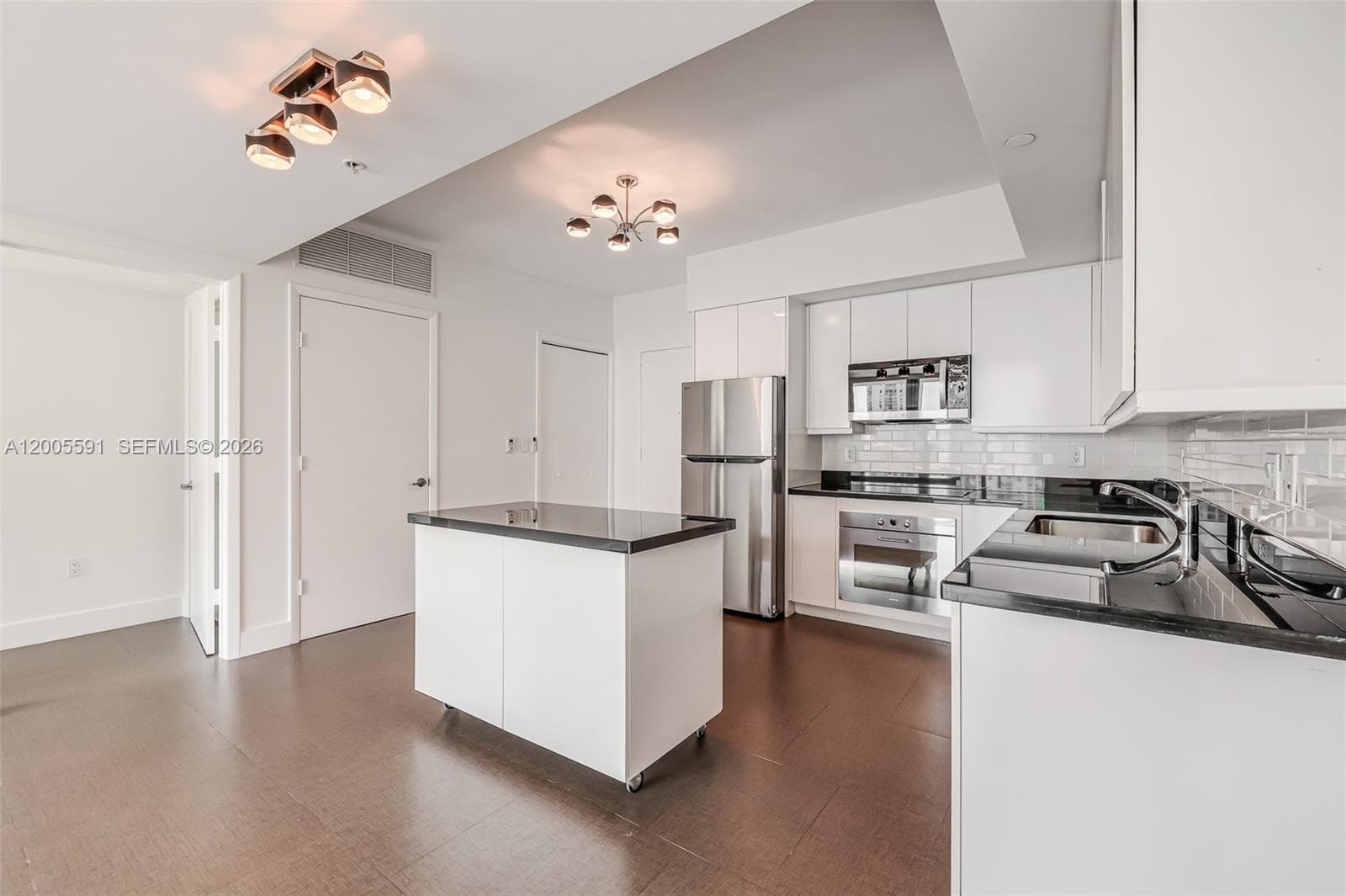 92 3rd St 2212 photo 18