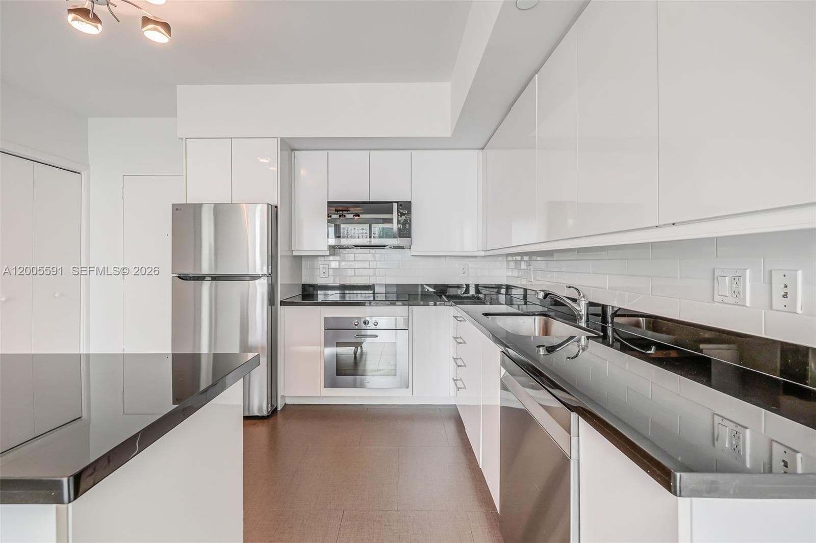 92 3rd St 2212 photo 19