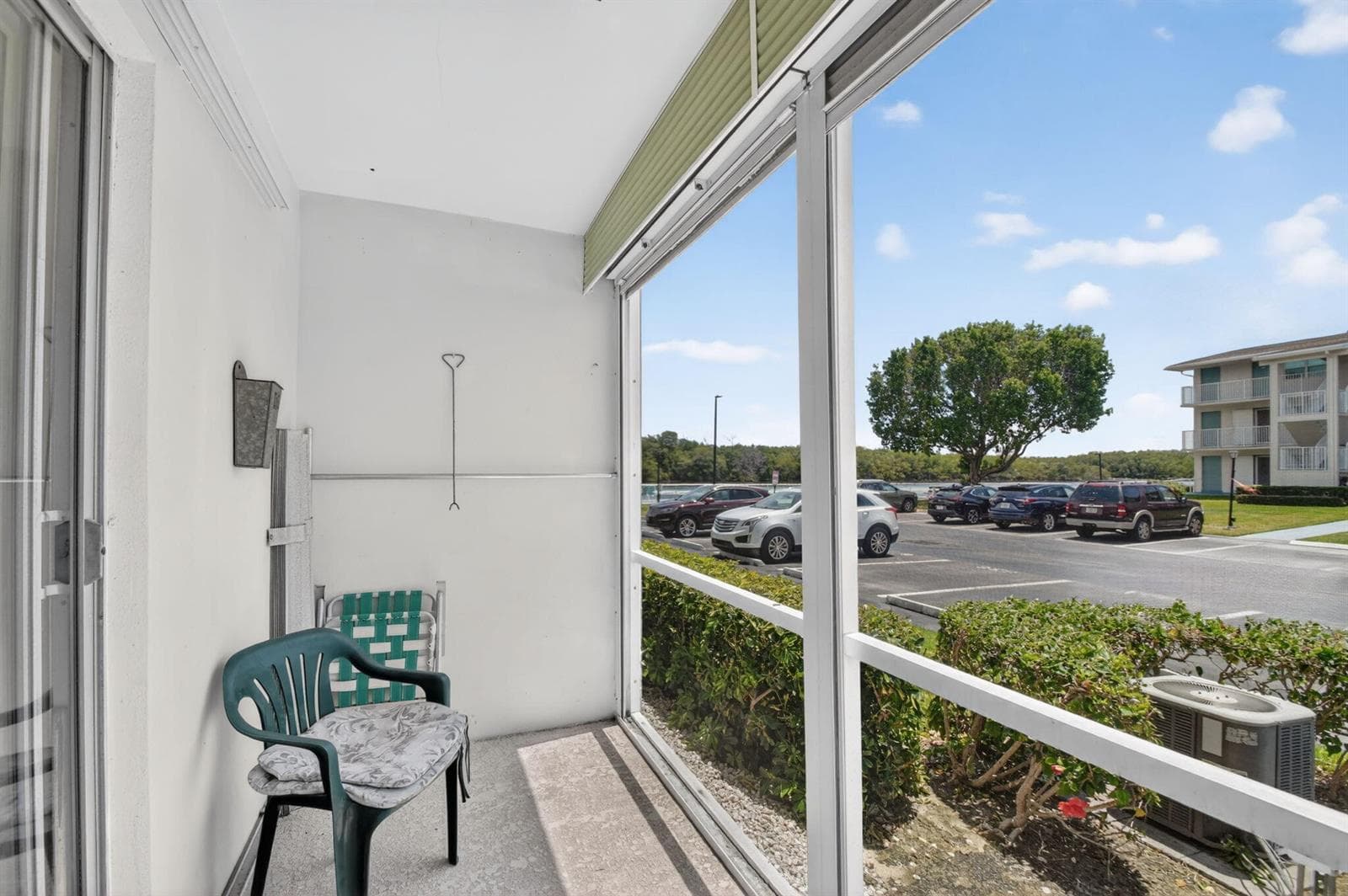 370 Horizon Street E 107 photo 23