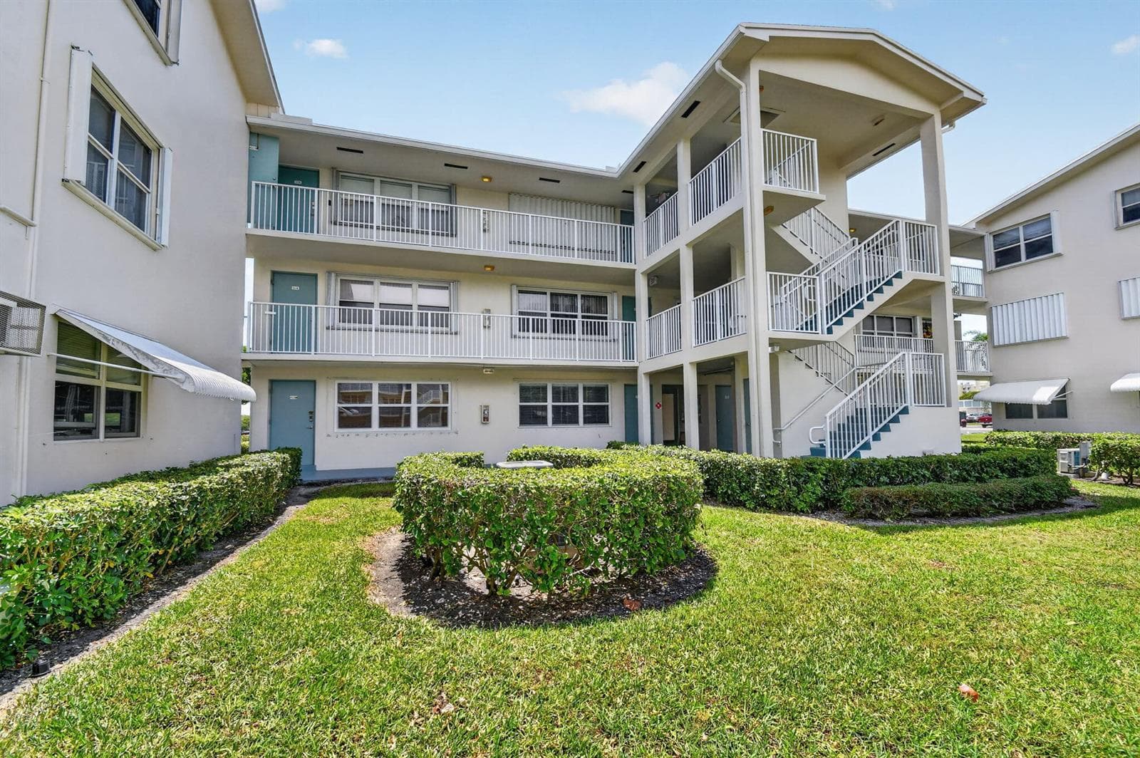 370 Horizon Street E 107 photo 2