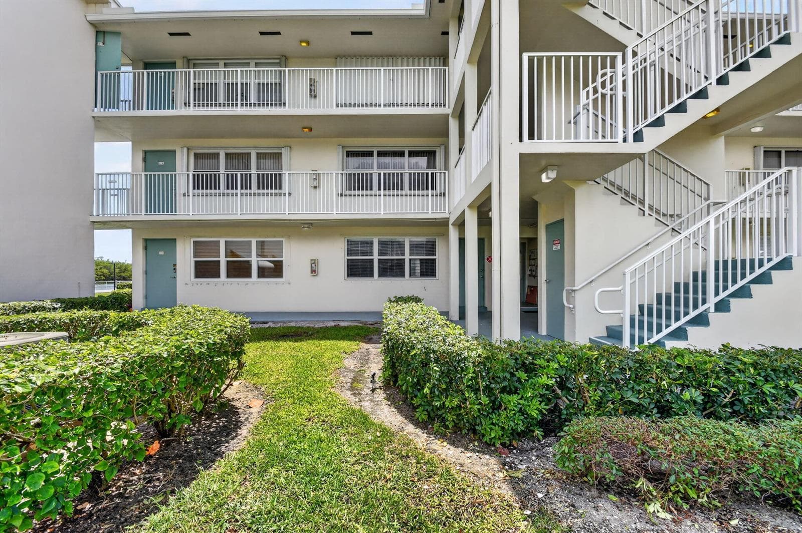 370 Horizon Street E 107 photo 6