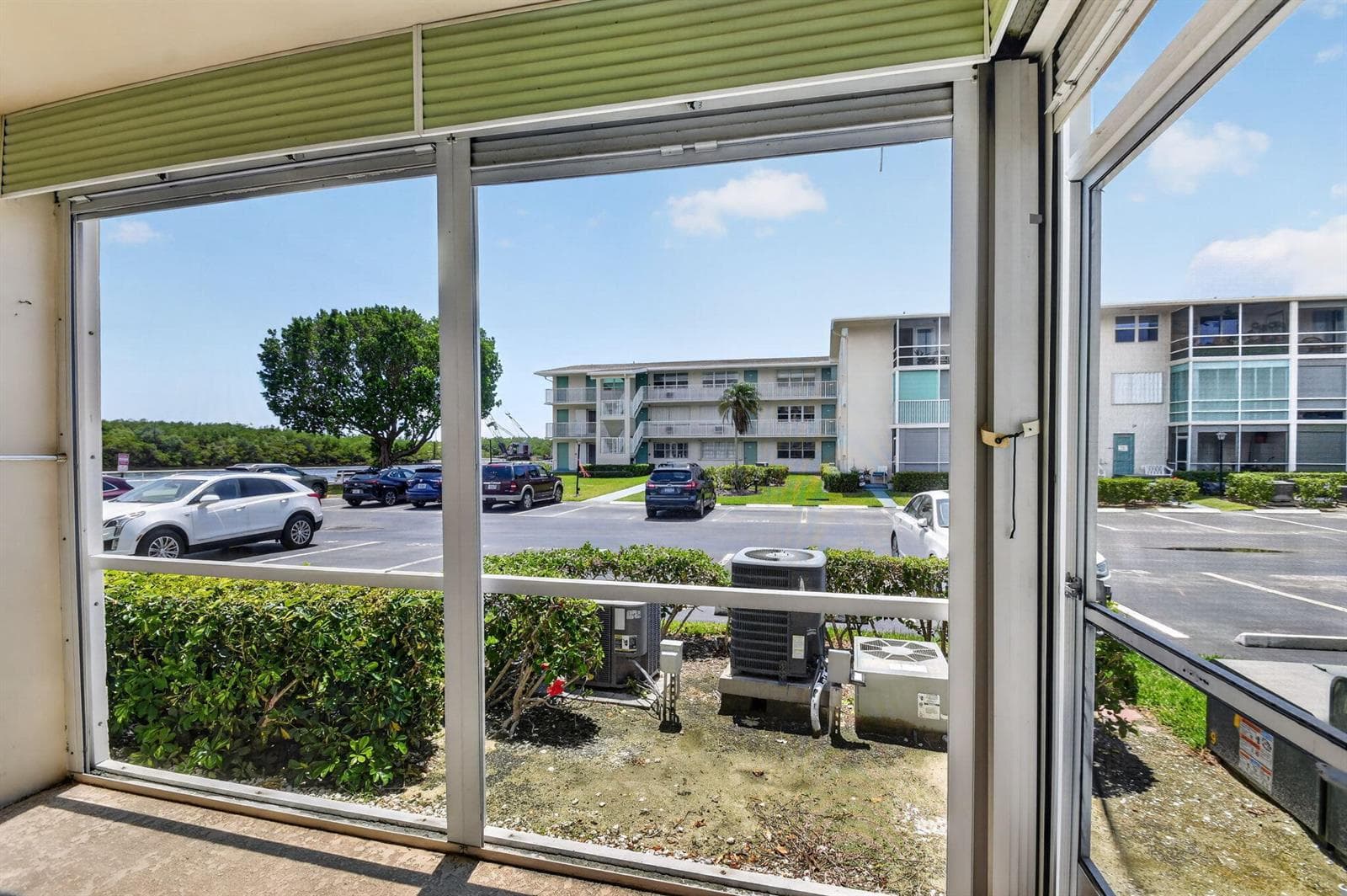 370 Horizon Street E 107 photo 22