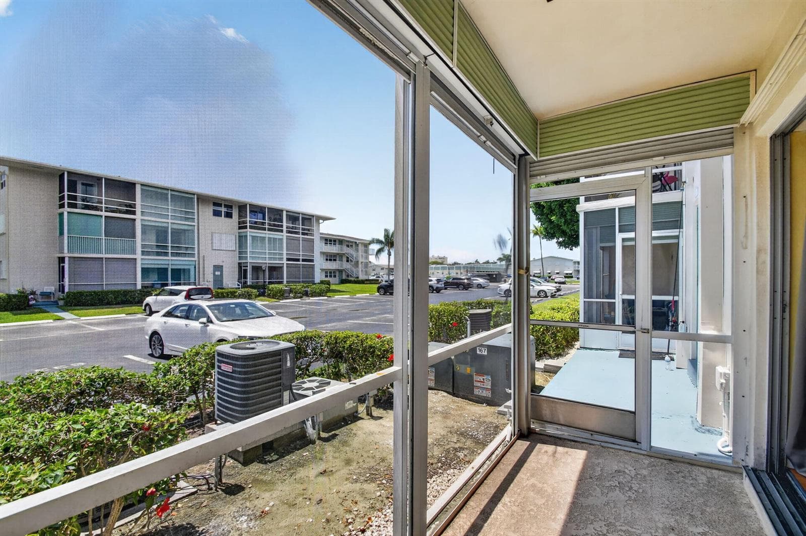 370 Horizon Street E 107 photo 24