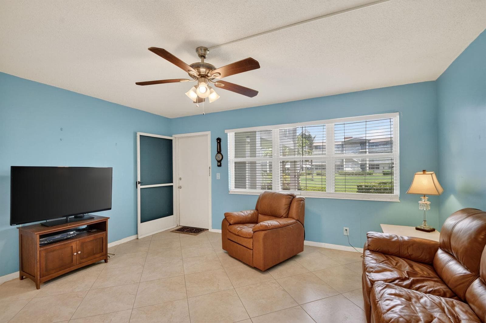 370 Horizon Street E 107 photo 11
