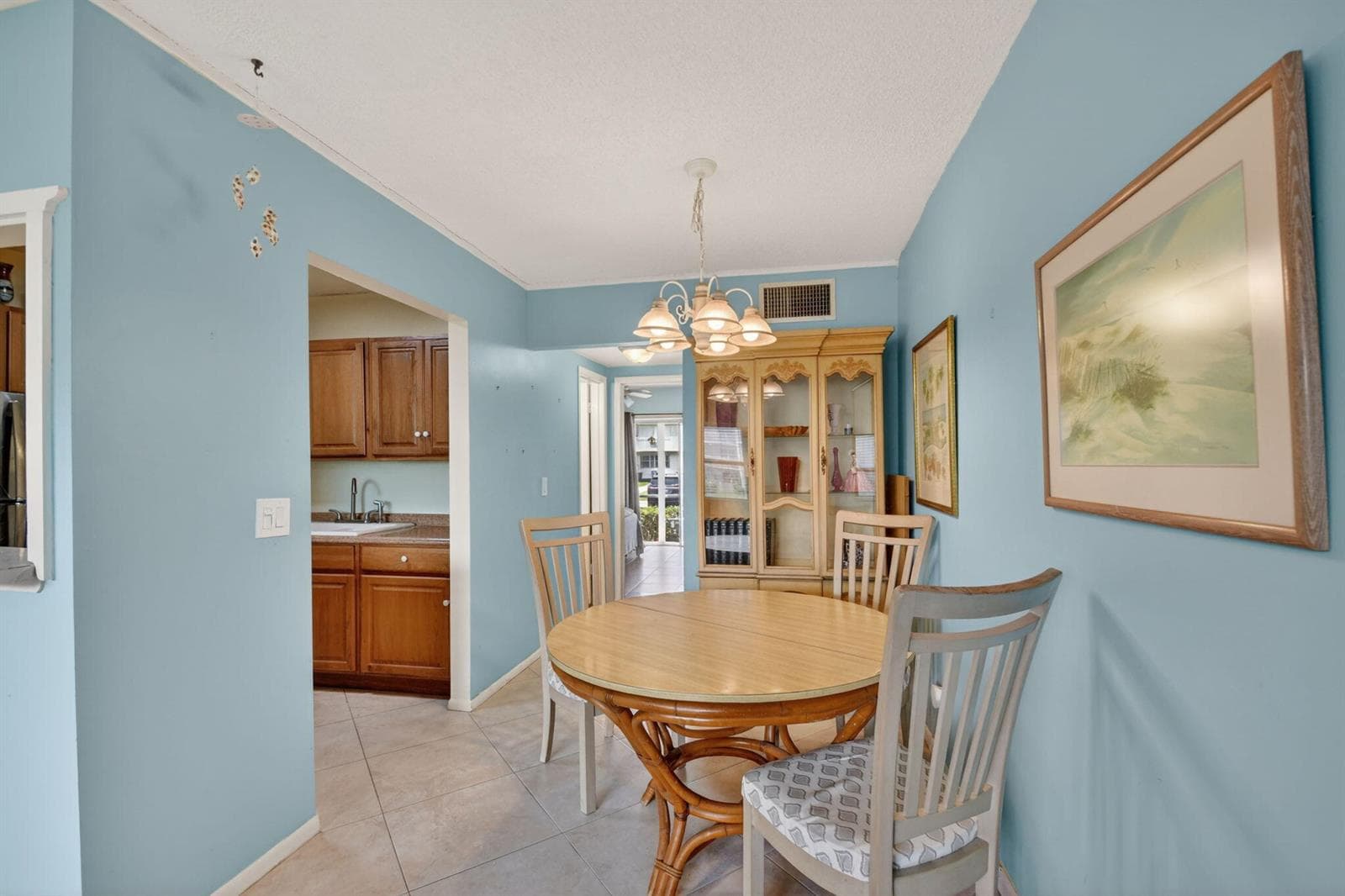 370 Horizon Street E 107 photo 4