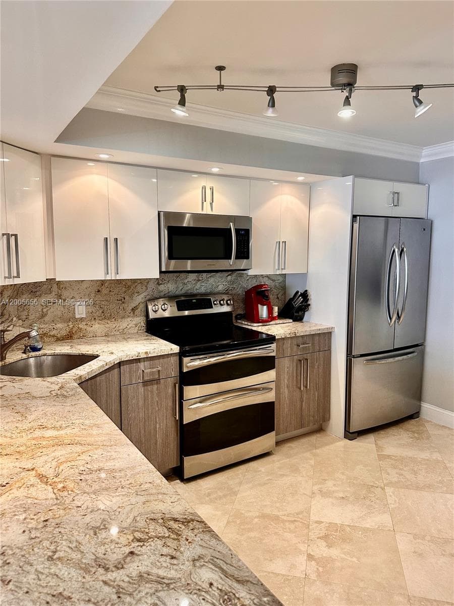 6423 Collins Ave 306 photo 9