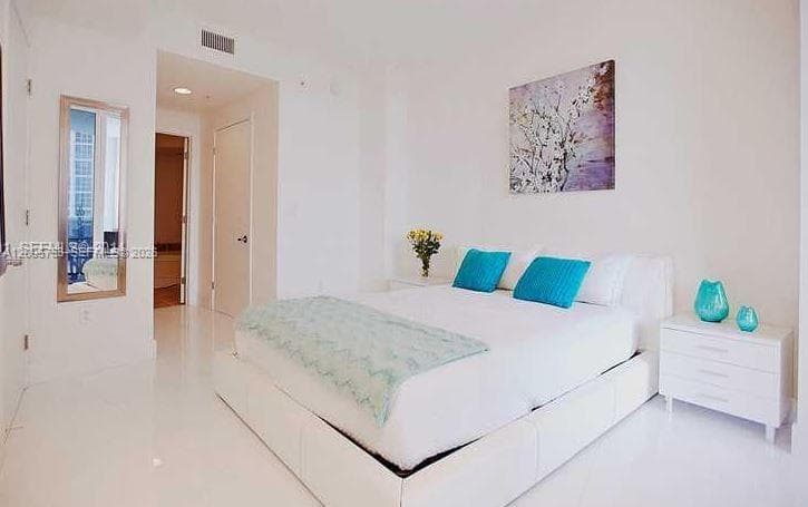 18201 Collins Ave 2003 photo 4