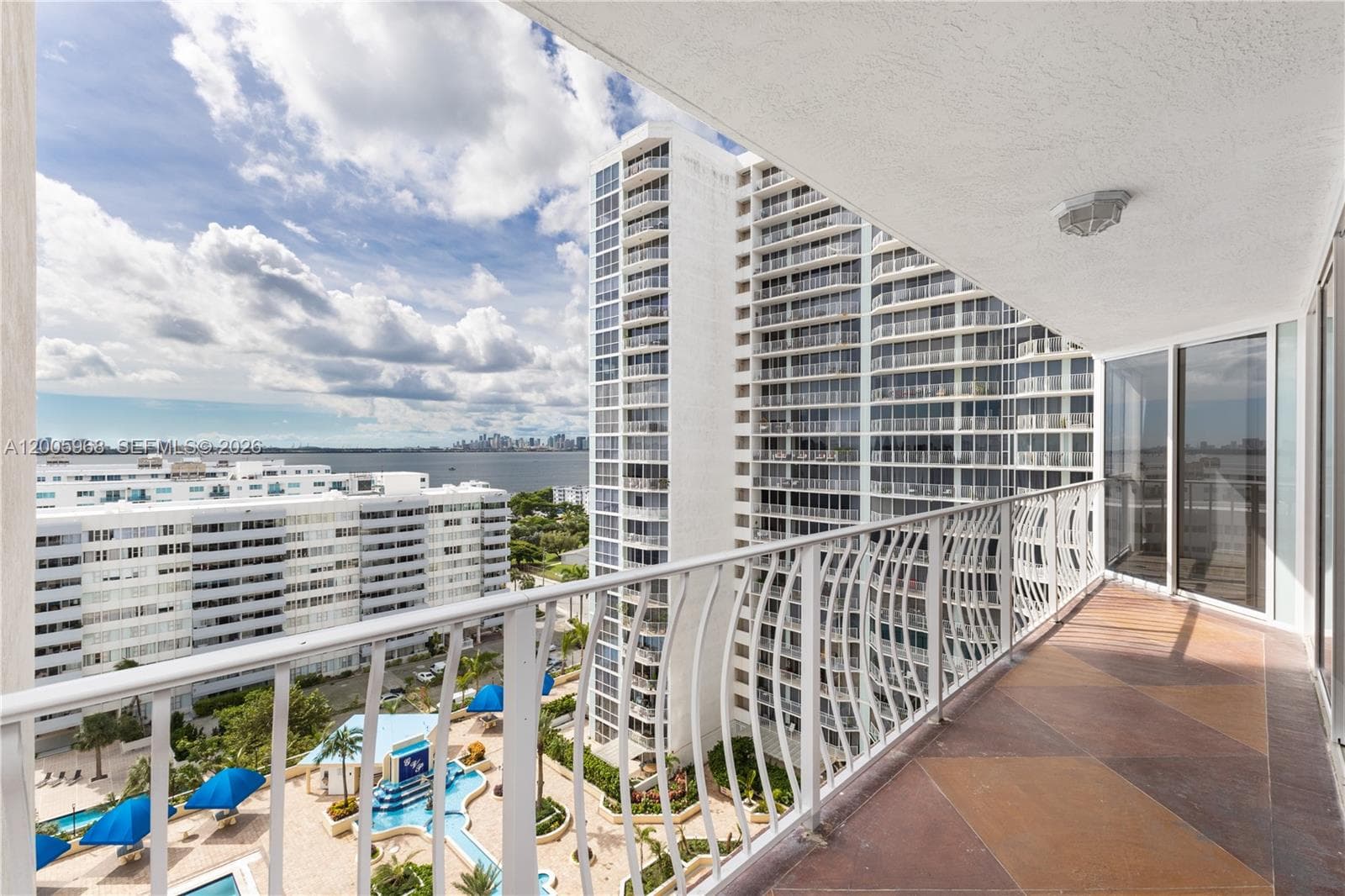 7601 Treasure Dr 1621 photo 6