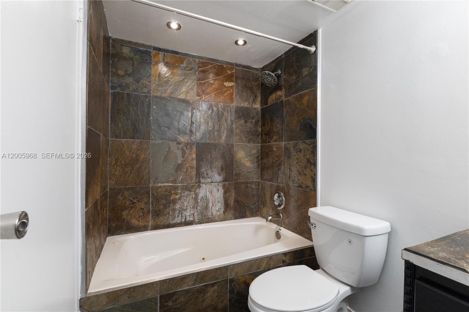 7601 Treasure Dr 1621 photo 13