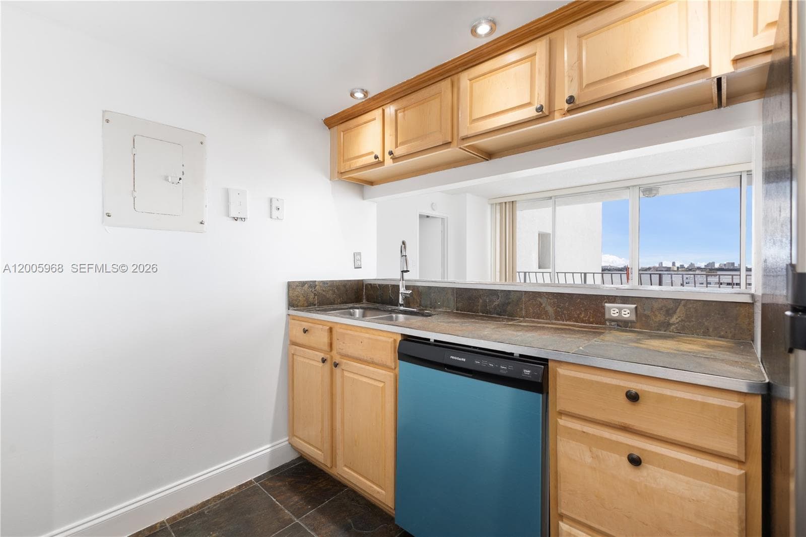 7601 Treasure Dr 1621 photo 12