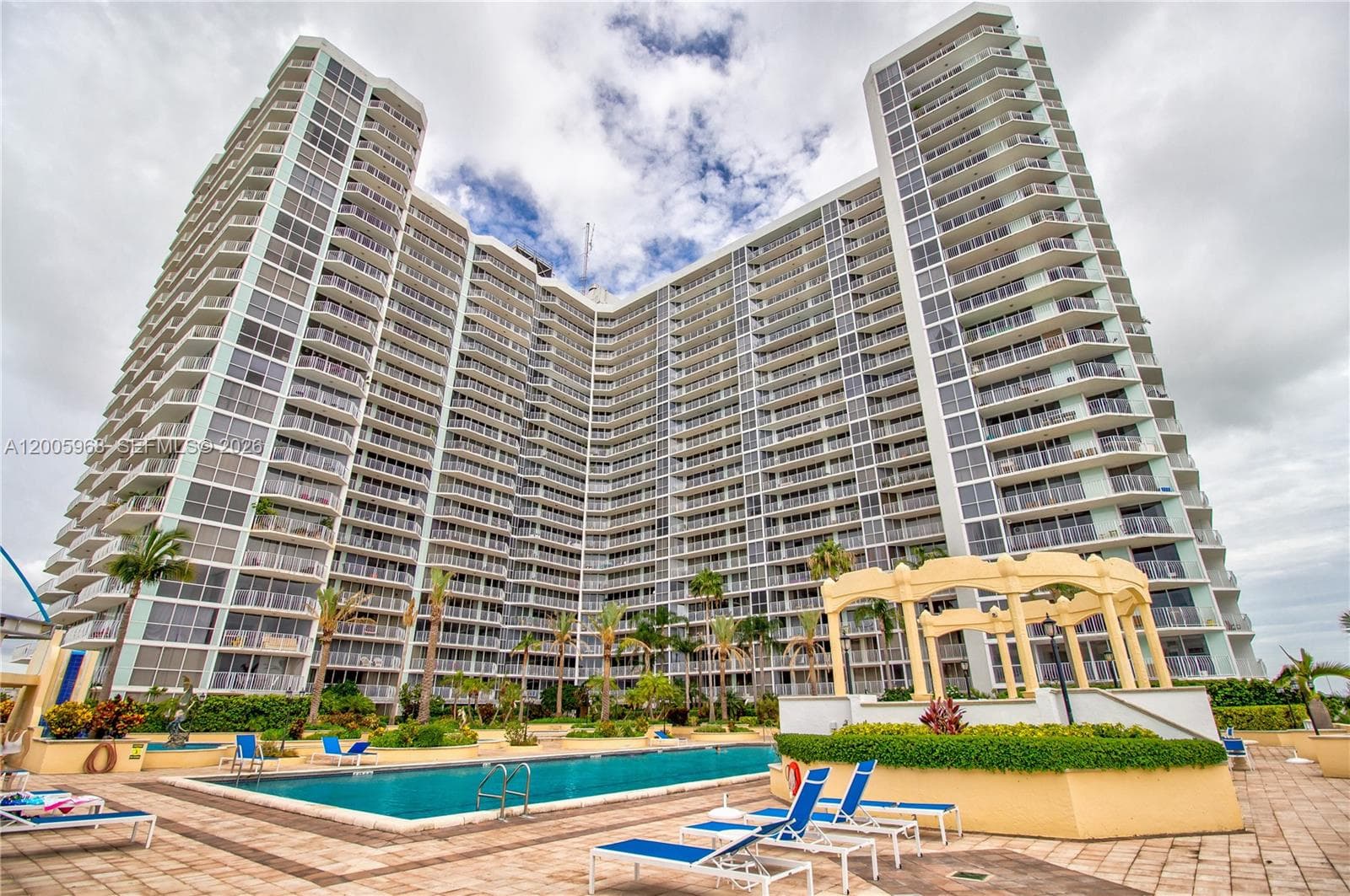 7601 Treasure Dr 1621 photo 1