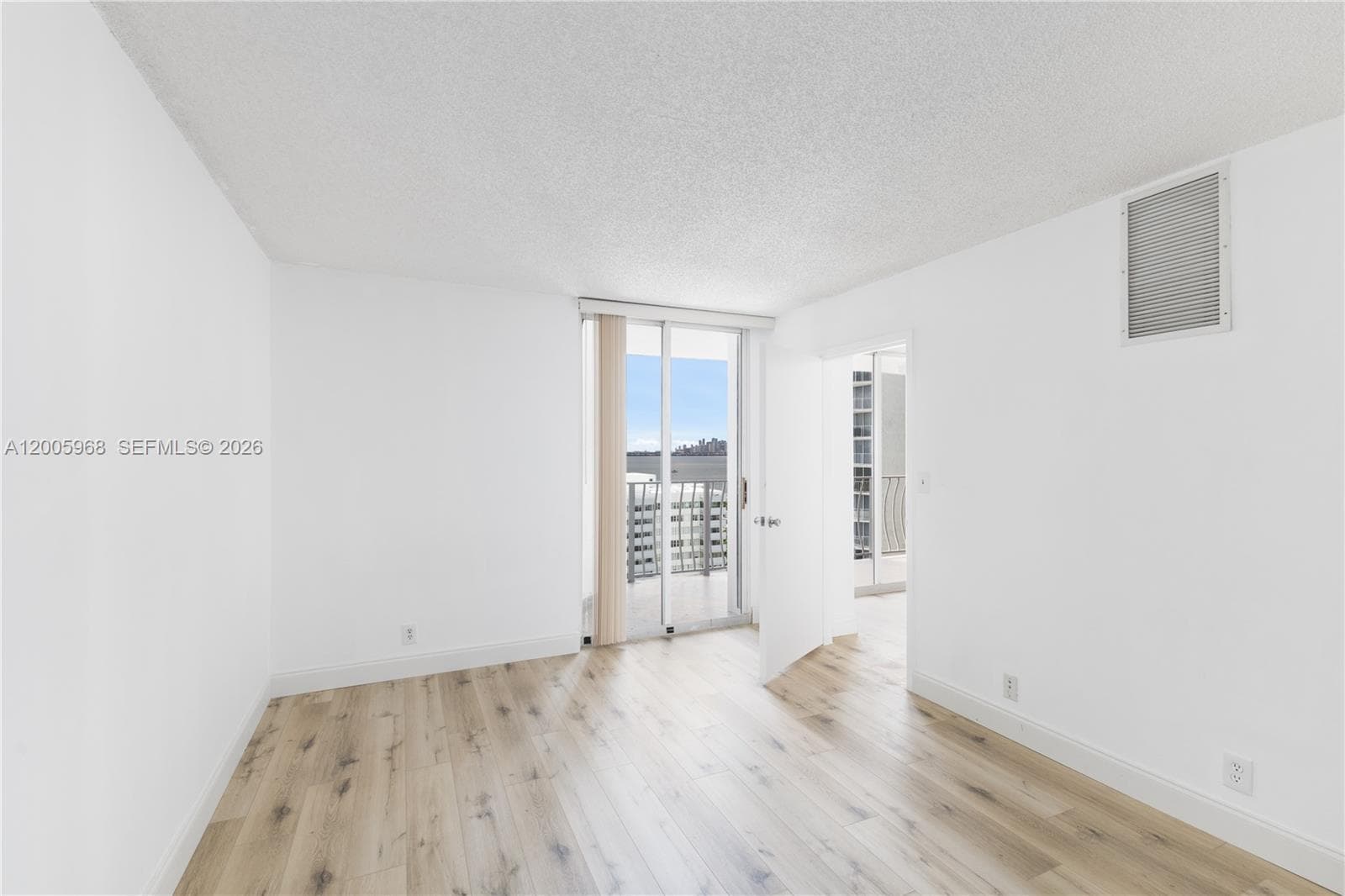 7601 Treasure Dr 1621 photo 9