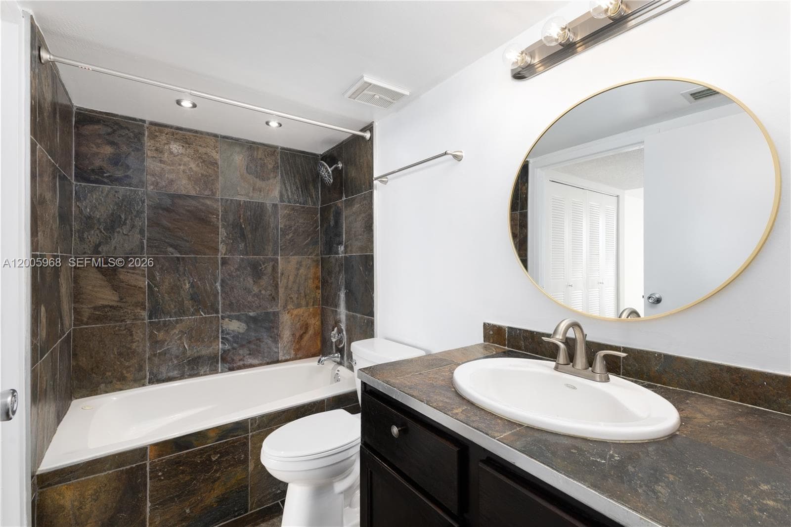 7601 Treasure Dr 1621 photo 14