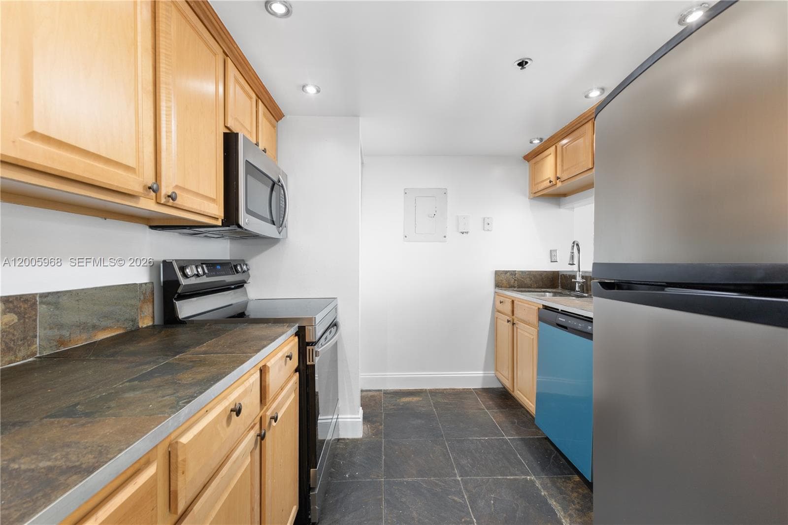 7601 Treasure Dr 1621 photo 11