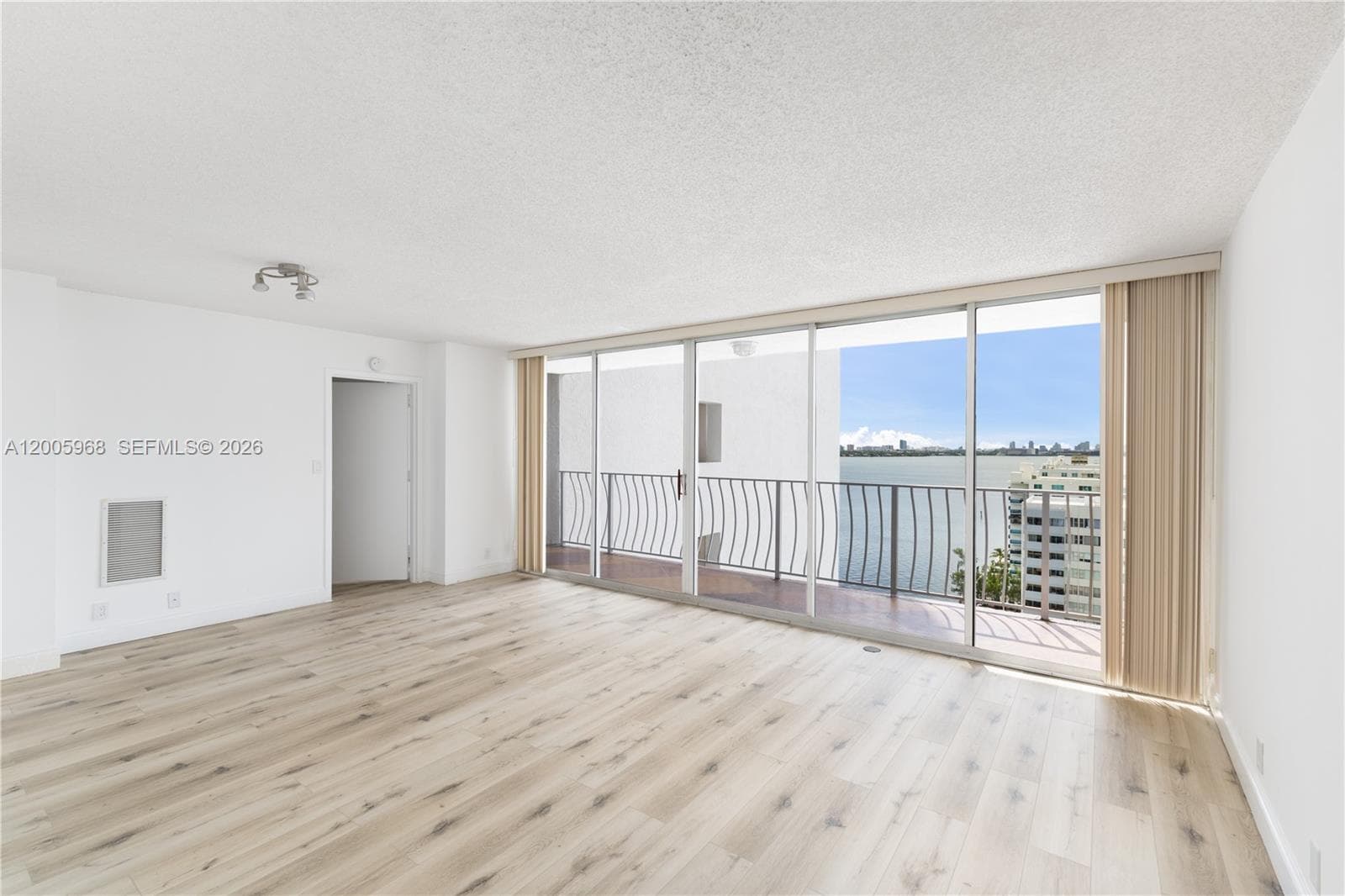 7601 Treasure Dr 1621 photo 8