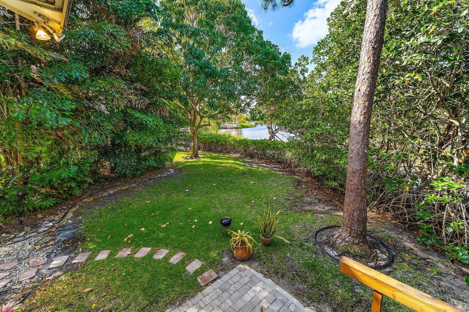 702 Warren Drive photo 23