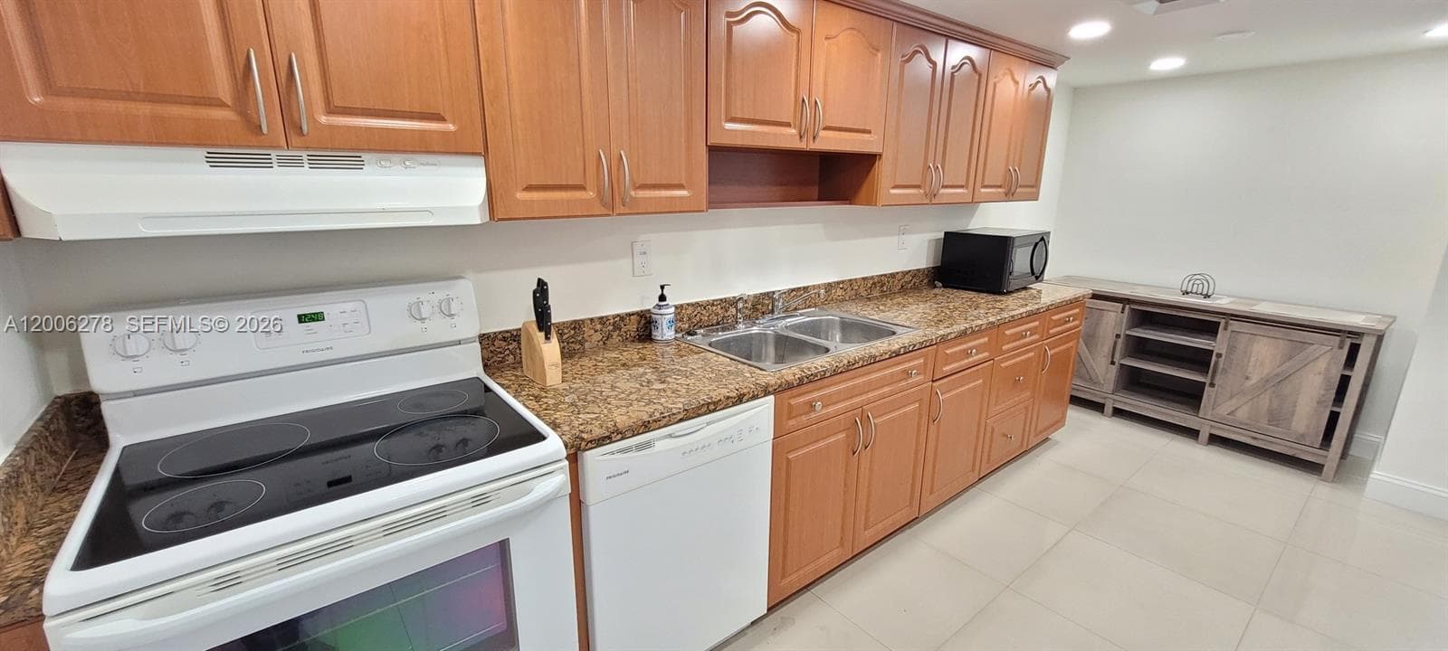 18011 Biscayne Blvd 402 photo 3