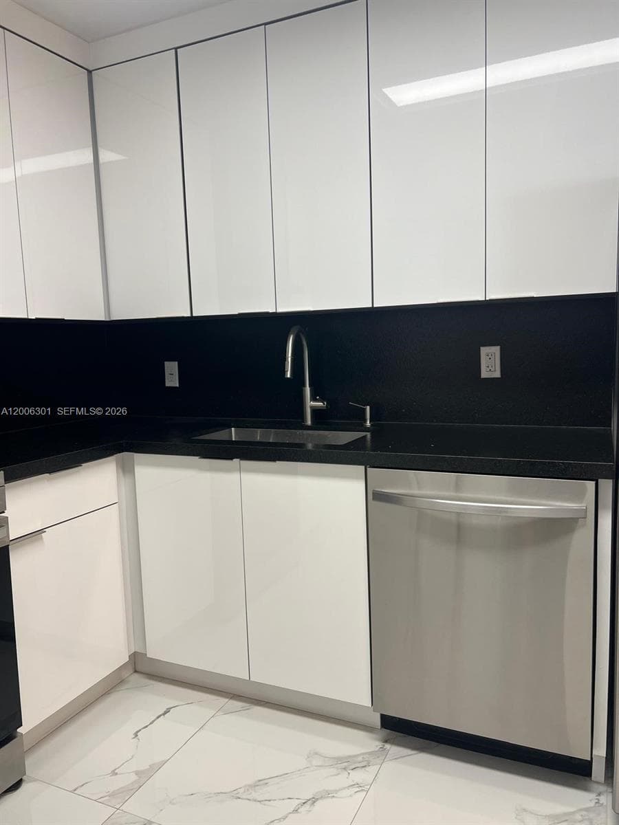 9273 Collins Ave 606 photo 5