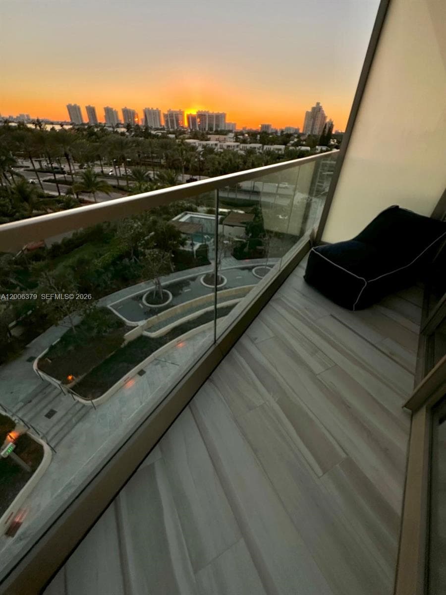 18975 Collins Ave 304 photo 6