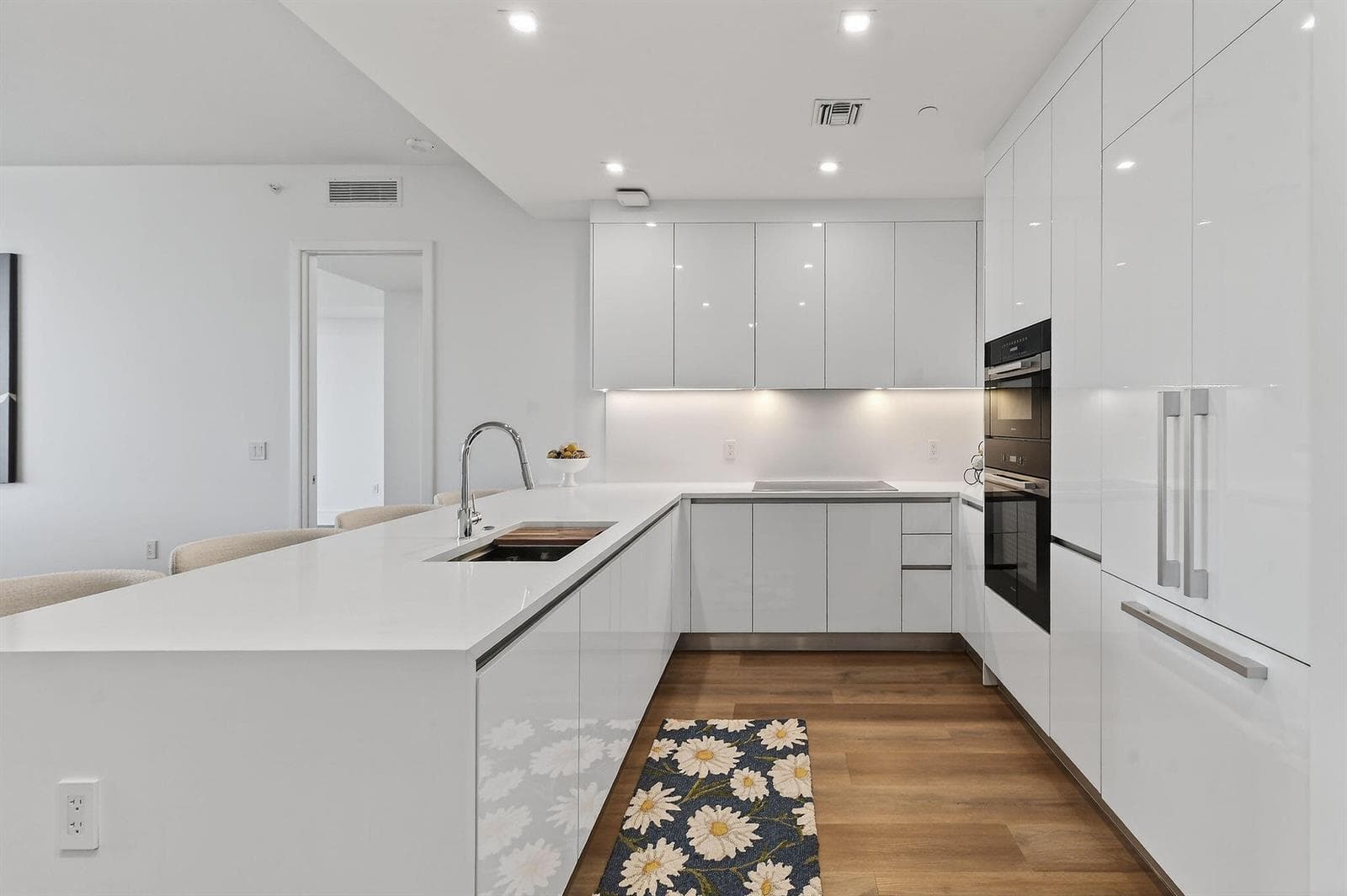 220 Lake Shore Drive 715 photo 2