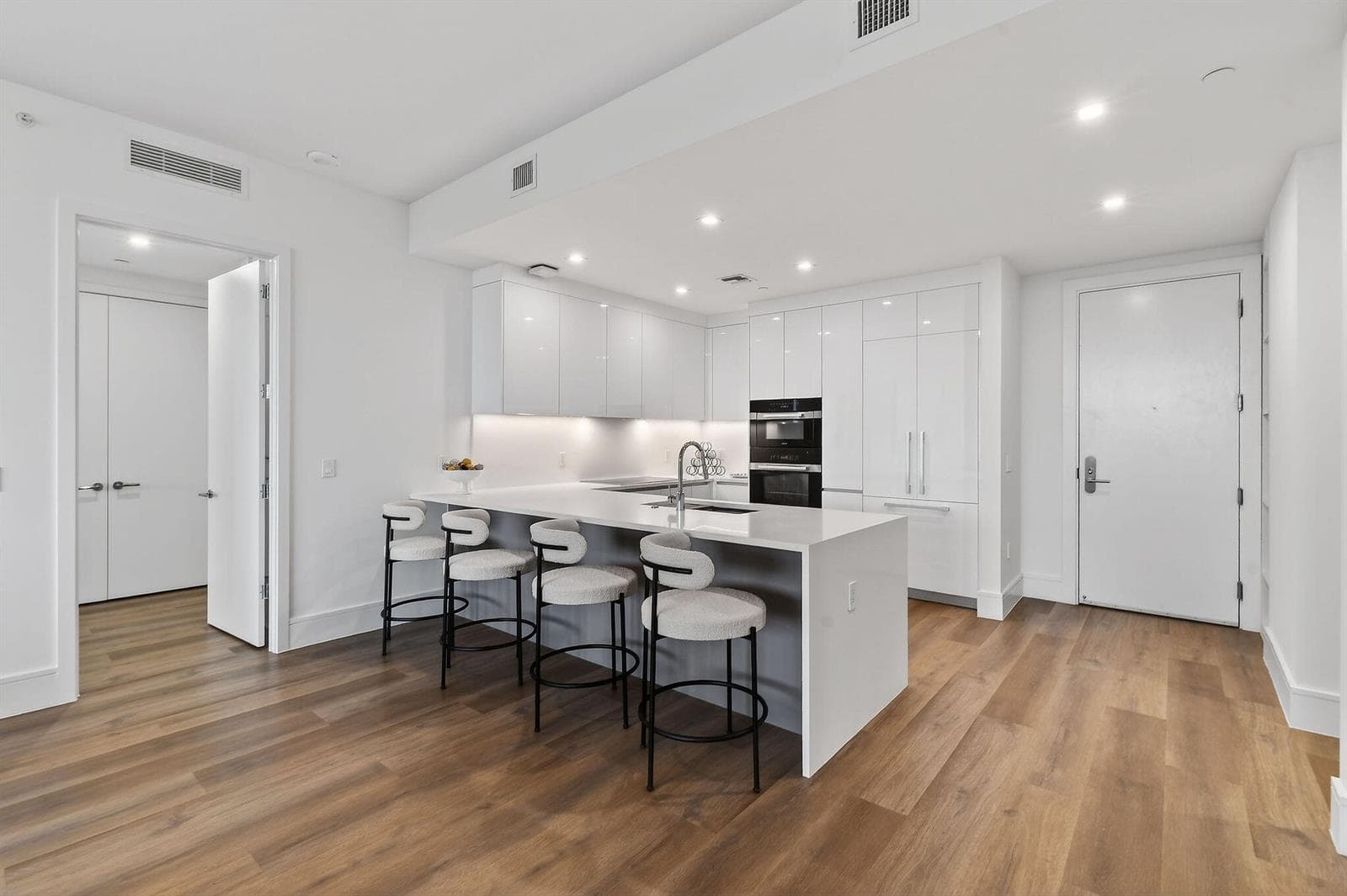 220 Lake Shore Drive 715 photo 6