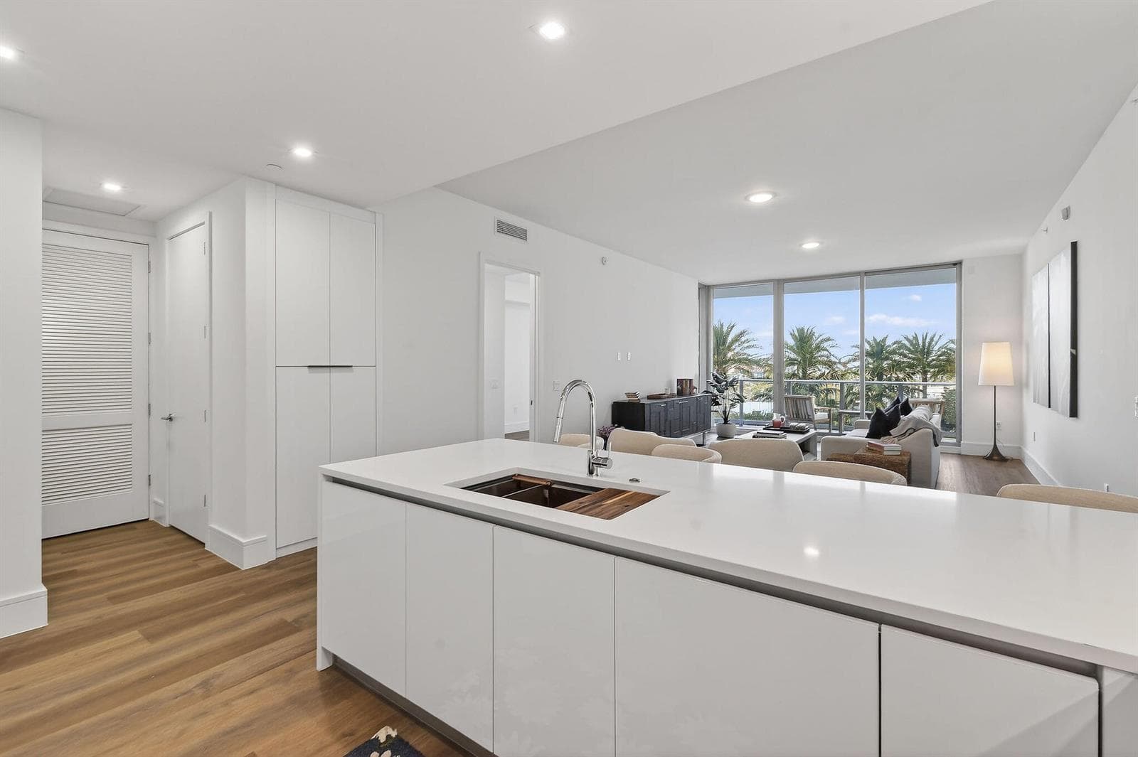 220 Lake Shore Drive 715 photo 4
