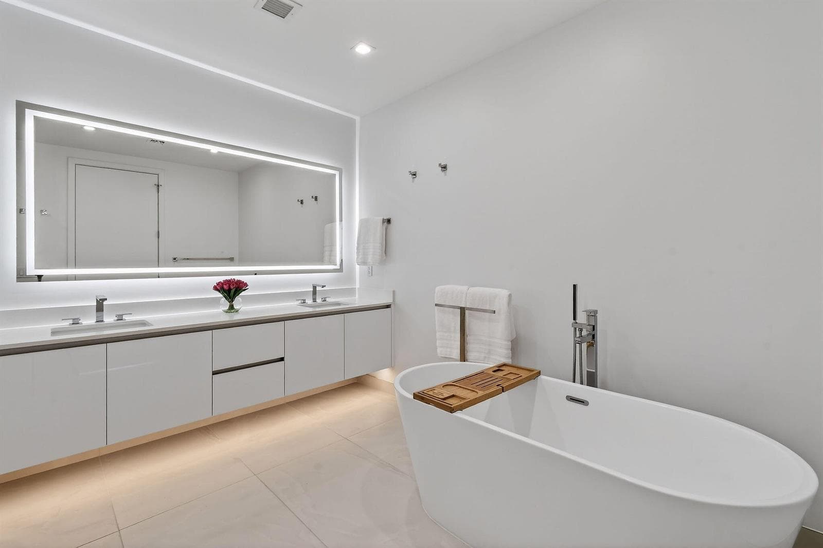 220 Lake Shore Drive 715 photo 21
