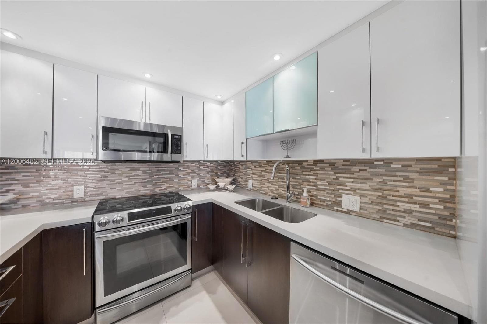 100 Bayview Dr 1905 photo 2