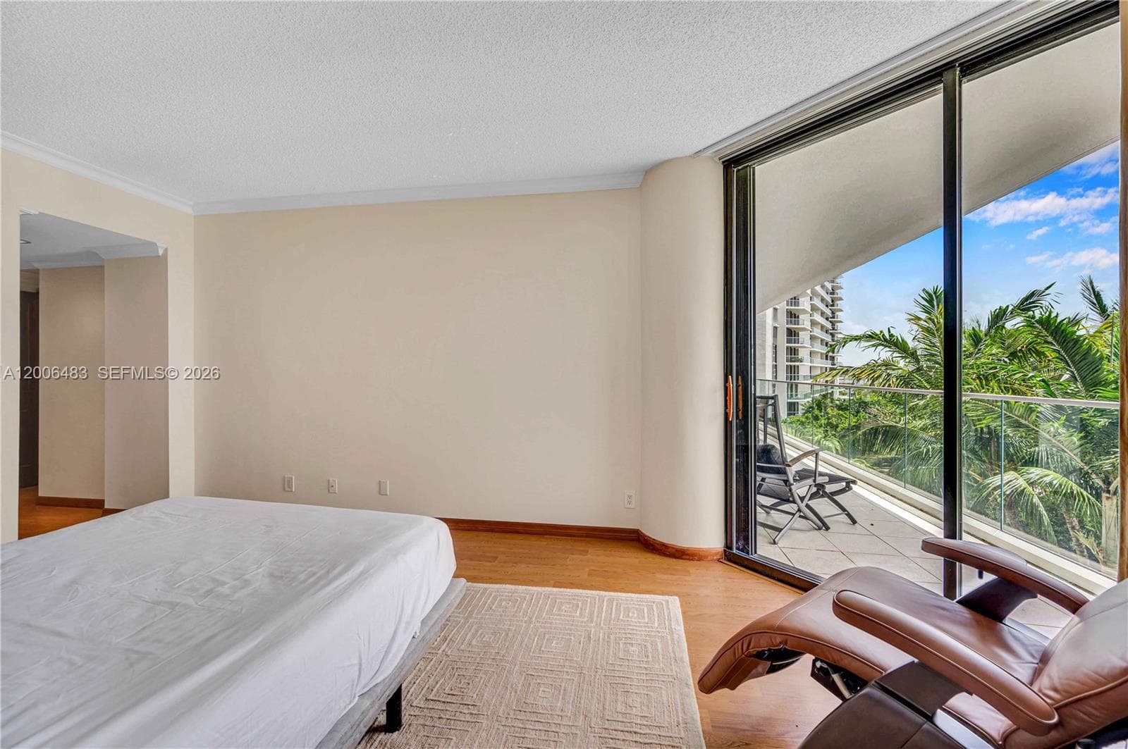 2800 Island Blvd 603 photo 23