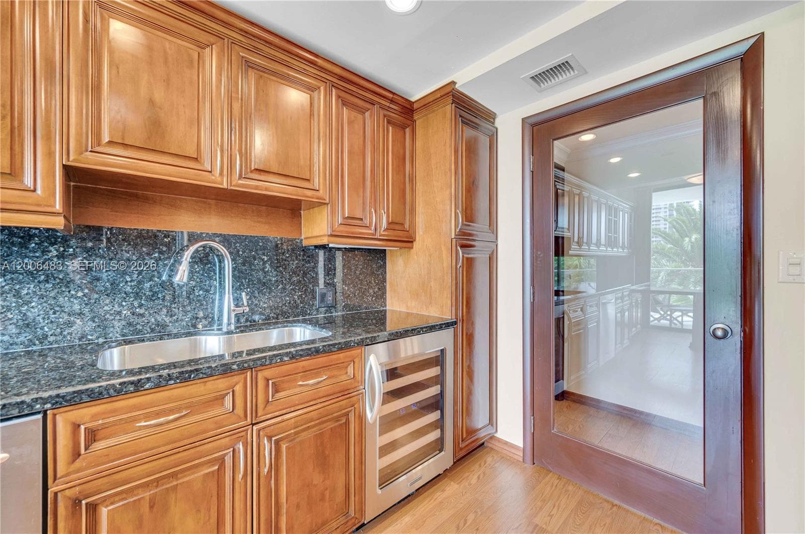 2800 Island Blvd 603 photo 13