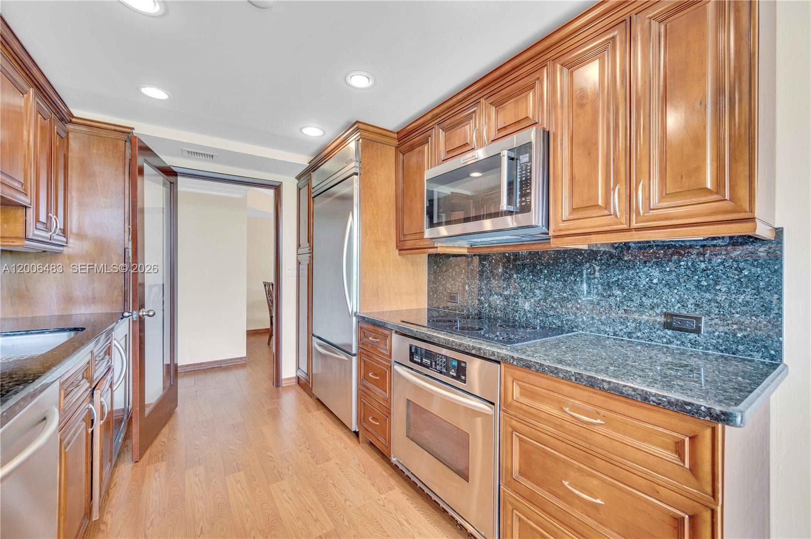 2800 Island Blvd 603 photo 12