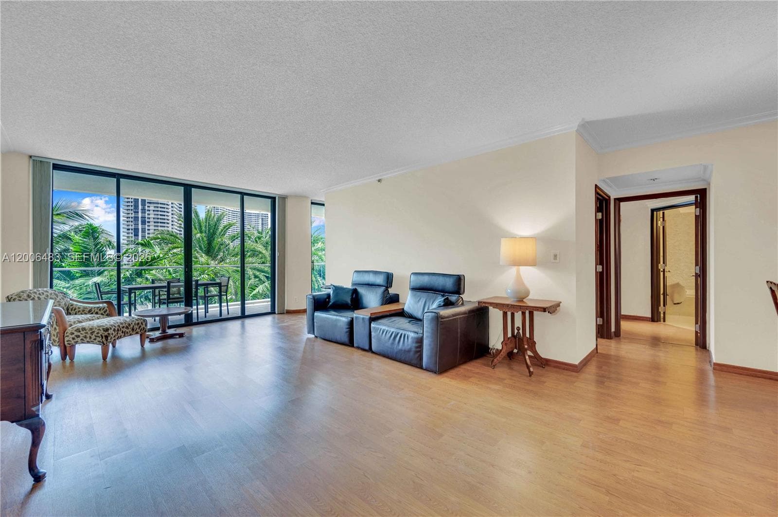 2800 Island Blvd 603 photo 3