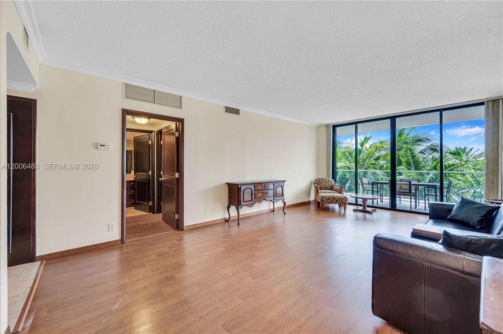 2800 Island Blvd 603 photo 1