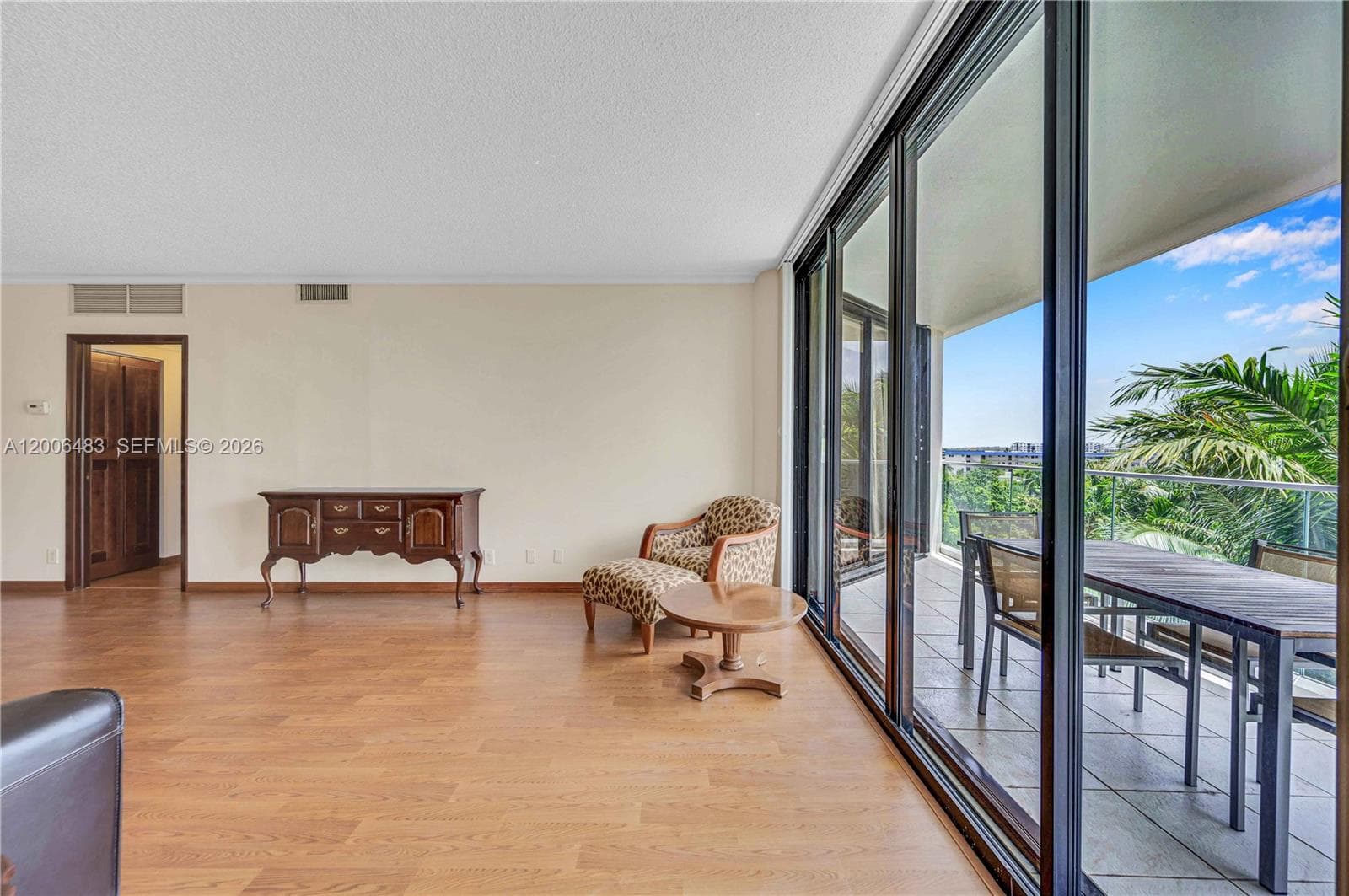 2800 Island Blvd 603 photo 5