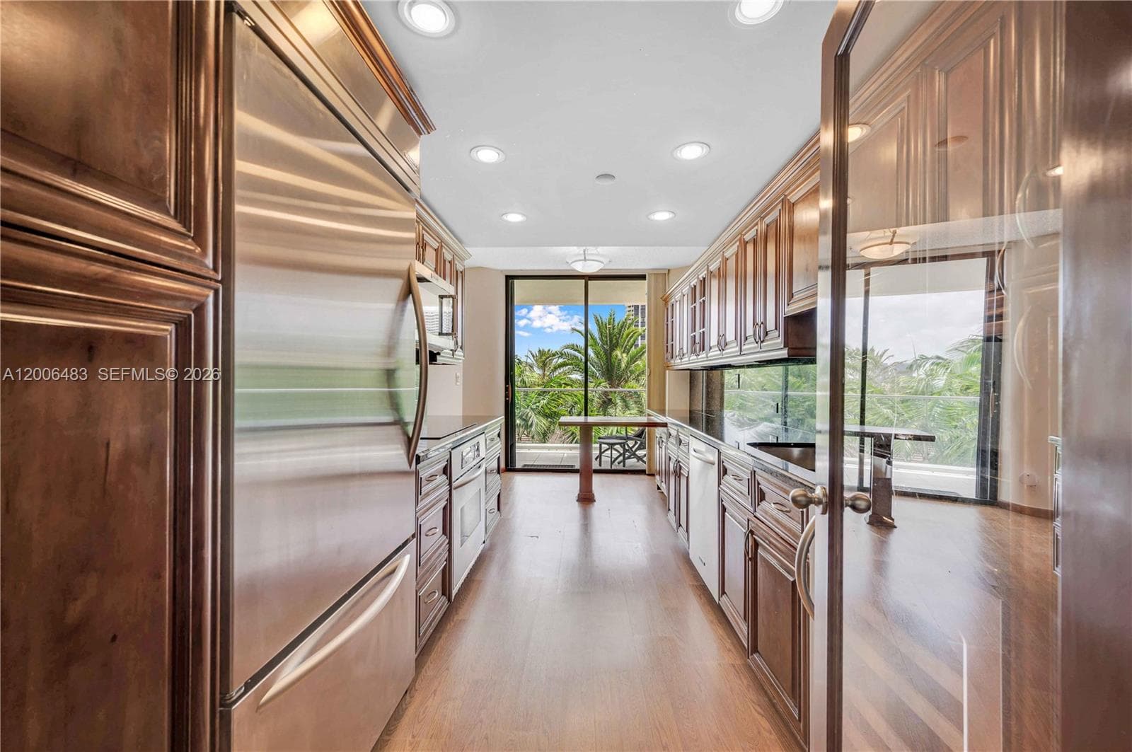 2800 Island Blvd 603 photo 15