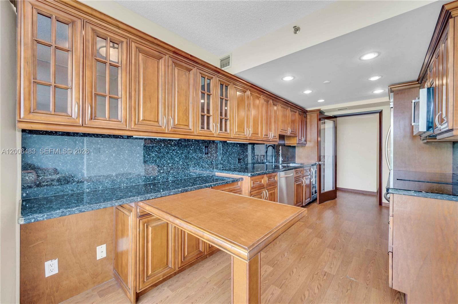 2800 Island Blvd 603 photo 11