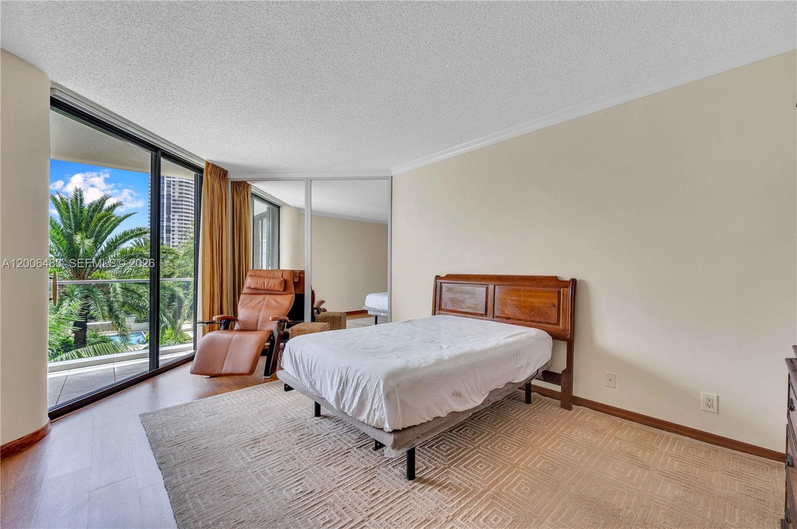 2800 Island Blvd 603 photo 21