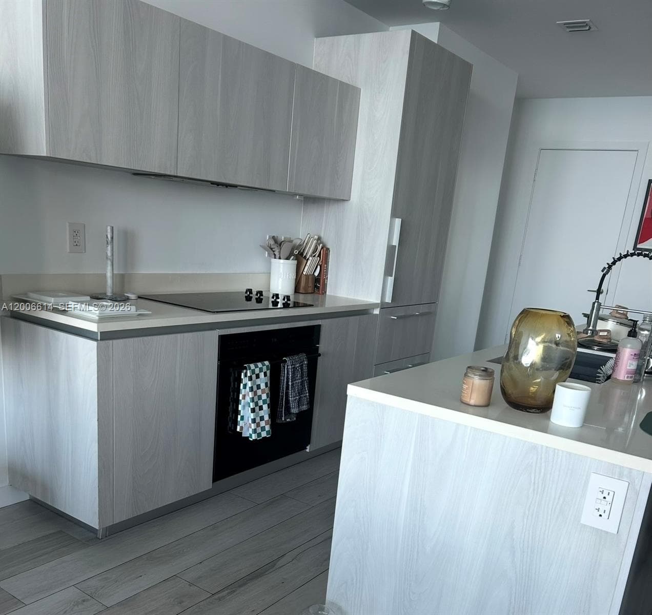 480 31st St 905 photo 2