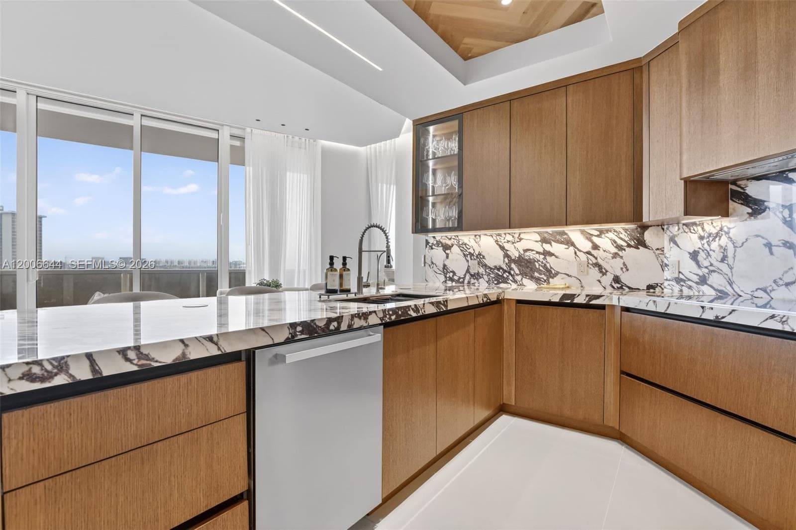 4100 Island Blvd 904 photo 12