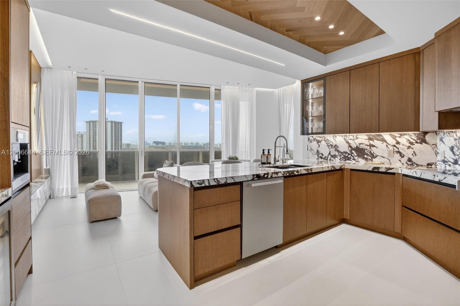 4100 Island Blvd 904 photo 14