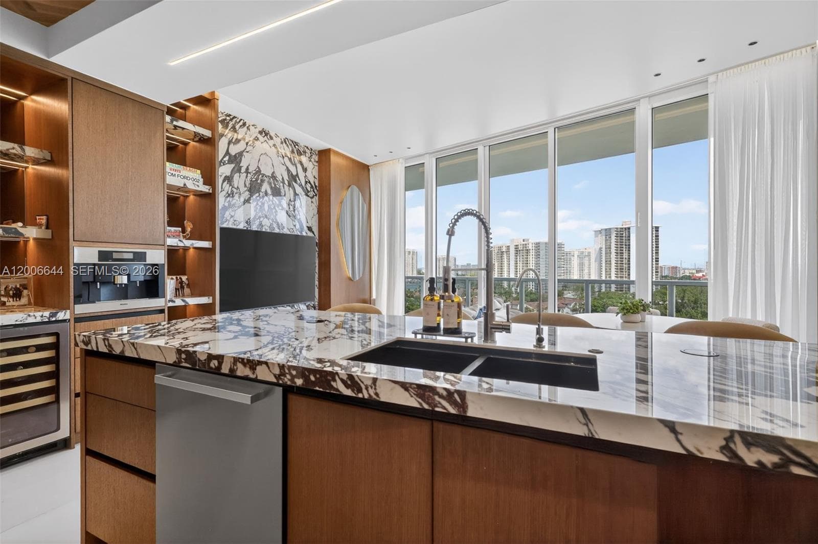 4100 Island Blvd 904 photo 15