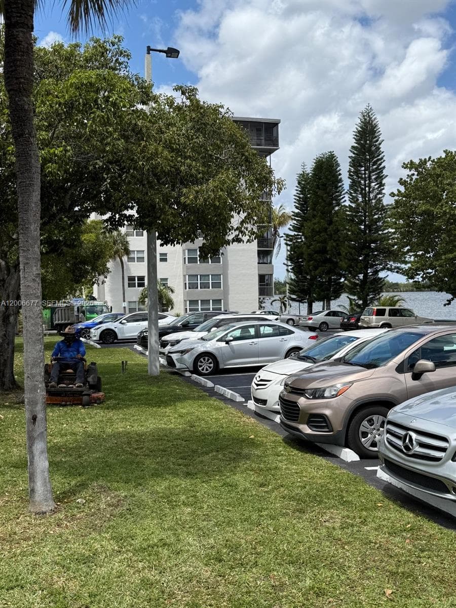 1175 Miami Gardens Dr 703 photo 3