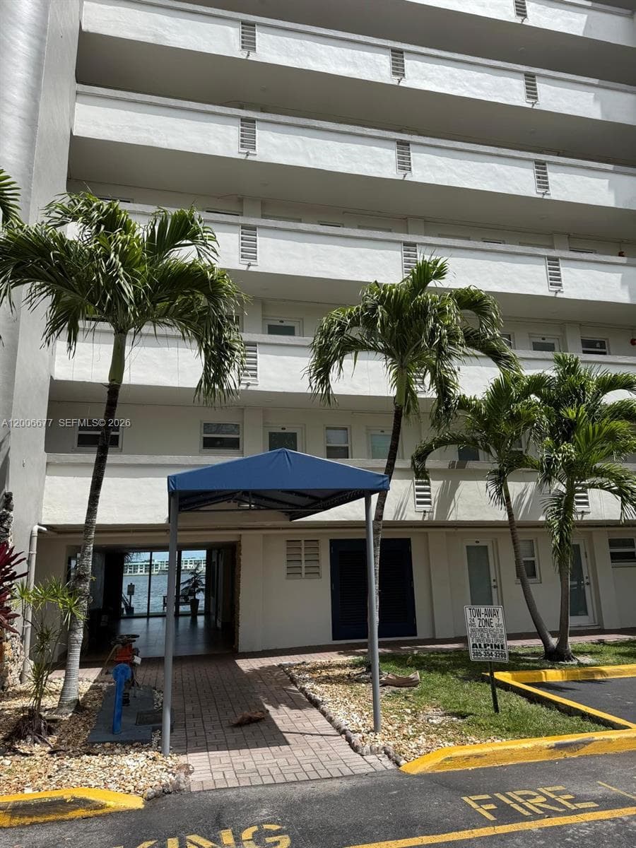 1175 Miami Gardens Dr 703 photo 9